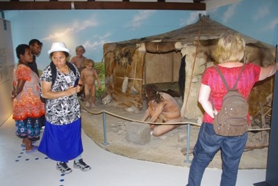 Steinzeitliche Szene im Freilandmuseum