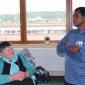 Dekanatsmissionsbeauftragte Ruth Niedermüller und Pastor Krou in der Grundschule