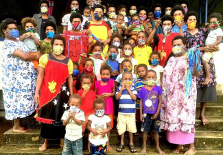 Originelle Masken in Logaweng, genäht von Studentenfrauen