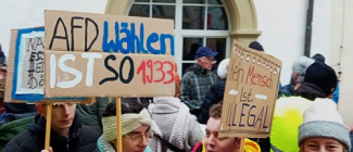 "Demonstration für Demokratie - gegen Hass und Spaltung" in Kitzingen am 4.2.2024: Kein Mensch ist illegal!