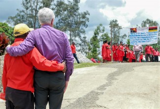 Zwei Bischöfe vereint - Jack Urame und Heinrich Bedford-Stohm in Papaua Neuguinea