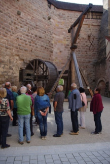 Mittelalterlicher Steinkran in der Burg Cadolzburg