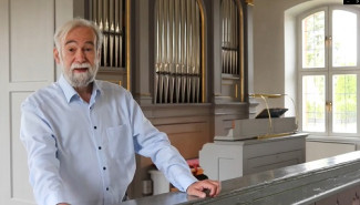 Prof. Christoph Bossert vor der Steinmeyer-Orgel in Rehweiler