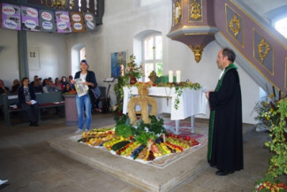 Ein Zeitungsverkäufer platzt in den Familiengottesdienst