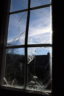 Eingeworfenes Fenster