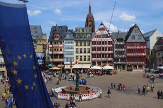 Blick aus dem Rathaus zum Dom in Frankfurt