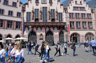 Frankfurter Rathaus - Römer mit Blick auf die Fenster des Kaisersaals