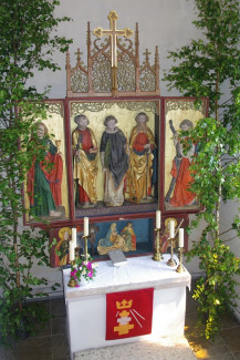 Birken schmücken in Füttersee den Altar mit dem roten Parament an Pfingsten