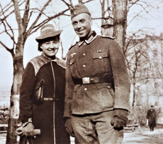 Hans mit seiner Schwägerin Paula letztmals zuhause im Februar 1944 in Würzburg, Ringpark