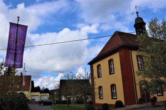 Fahne "DeineTaufe" vor der Matthäuskirche Rehweiler 