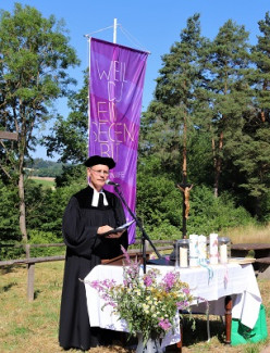 Pfarrer Hans Gernert beim Gottesdienst an der Kaisereiche in Füttersee