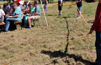 Durch die Taufe "kleben" wir an Christus - symbolisiert durch das Band, das am Kreuz befestigt ist und die ganze Gemeinde umschließt