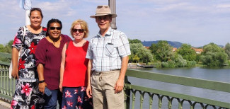 Auf der alten Mainbrücke mit Blick zum Schwanberg