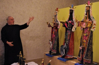 Pater Meinrad Dufner hat Krippenfiguren als Lebensrollen ausgestellt