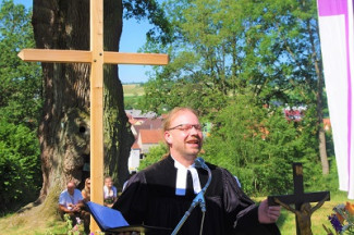Pfarrer Johannes Kestler predigt unter der Kaisereiche