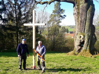 Helmut Enk und Georg Beck stellten Kreuz auf