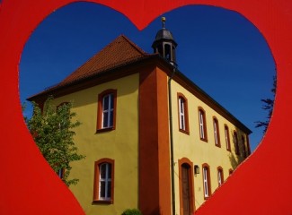 Matthäuskirche Rehweiler durch ein Herz gesehen