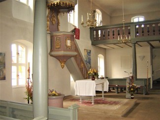 Blick auf Altartisch und Kanzel in Rehweiler