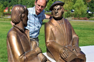 Melanchthon und Luther im Gespräch, Bronze von Klaus Metz/Langenleiten, Schmalkalden 2015