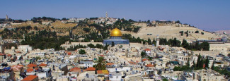 Blick vom Turm der Erlöserkirche in Jersualem über den Tempelberg zum Ölberg