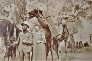 Oskar und Luise Liebler in Australien transportieren auf ihren Kamelen Waren zum Export nach Deutschland