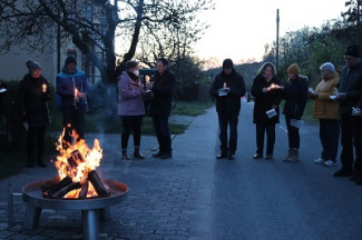 Weitergabe des Lichts in der Osternacht in Rehweiler