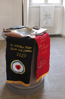 Partnerschaftssonntag 2025 - geschmückter Taufstein in Rehweiler