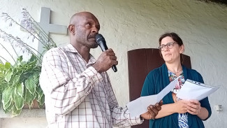 Pastor Ray Gumo Saonuoc und Pfarrerin Annegret Cramer am 10.7.2024 in Dürrnbuch