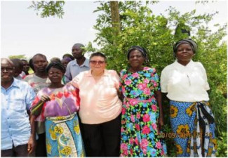 Ruth Niedermüller mit Reisbäuerinnen in Afrika