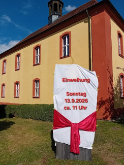 Stele verhüllt