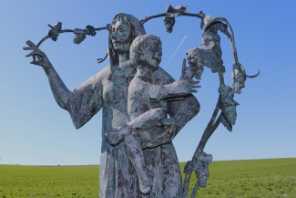 Rebzweigmadonna in der Nähe von Sommerach am Radweg um die Weininsel