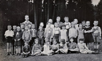Ferienkinder mit Jungdiakon Hans Gernert in Rehweiler, 1929
