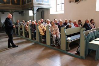 Pfarrer Fromm mit Taufschale für den Taufengel