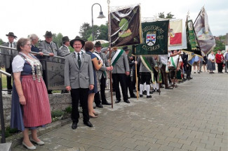 Schützenkönigin 2018 und Schützenmeister vor den Fahnenabordnungen