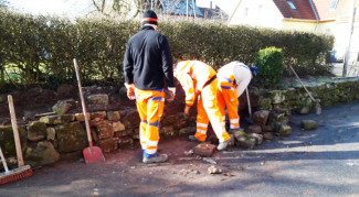 Trockenmauer bei der Kirche in Rehweiler wird gerichtet