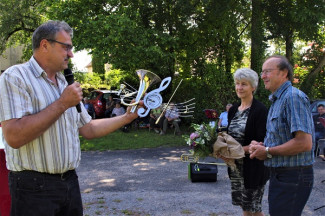 Wilfried Hack überreicht ein Geschenk vom Posaunenchor