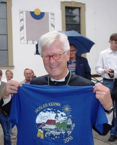 Landesbischof präsentiert T-Shirt von Burghaslach