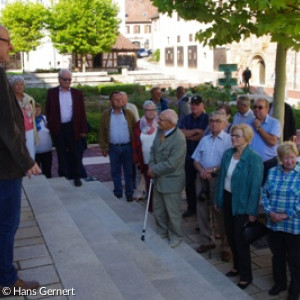 Pfr. Schindler empfängt uns vor dem Münster Heilsbronn